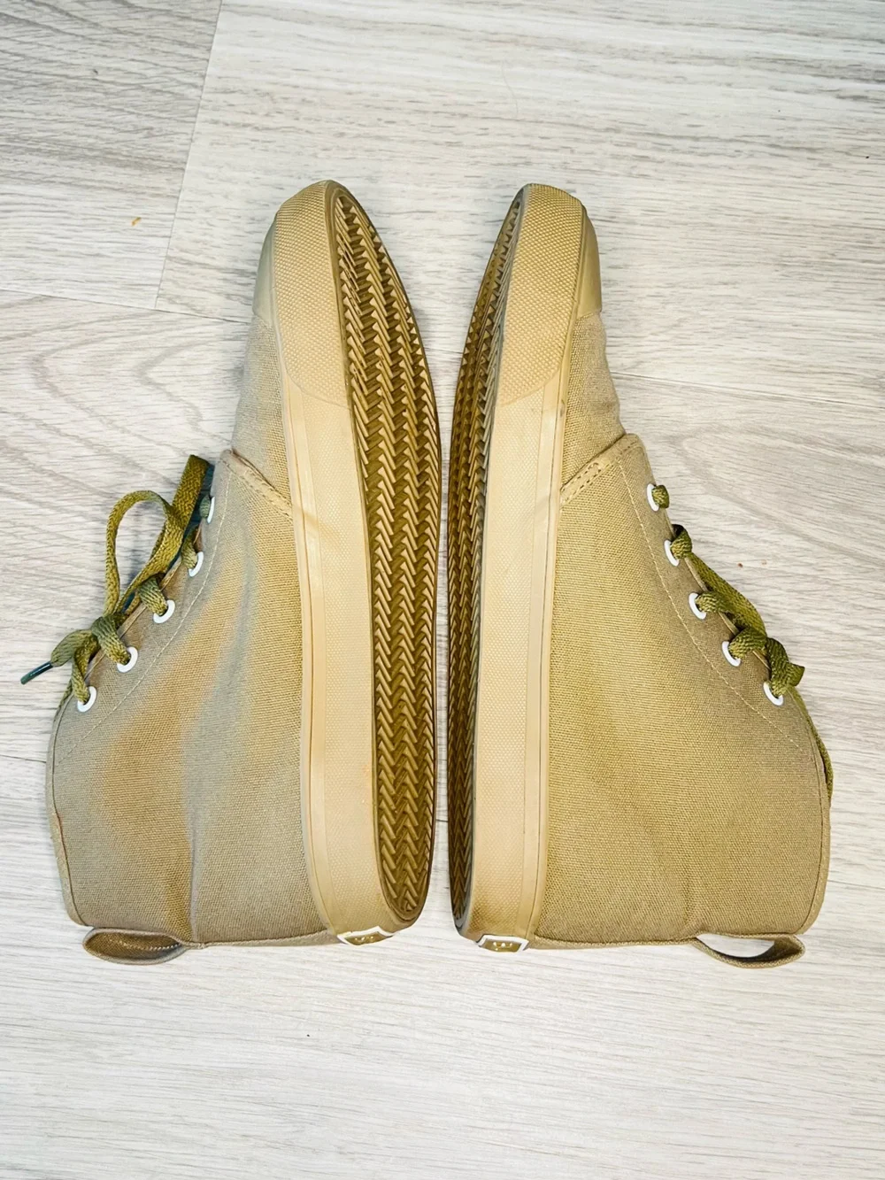 Bangs Olive Green Old Pine Sunflower & Bees High Top Sneakers Sz 9.5